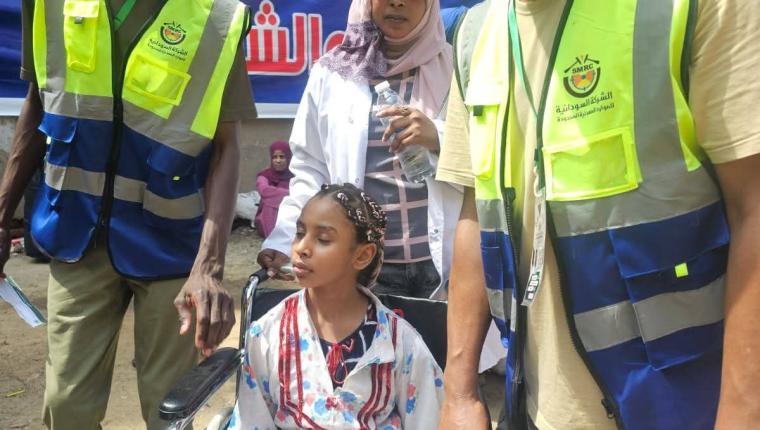 الطفلة ريماس تعود إلى السودان بعد رحلة علاج وفقدان والدتها..