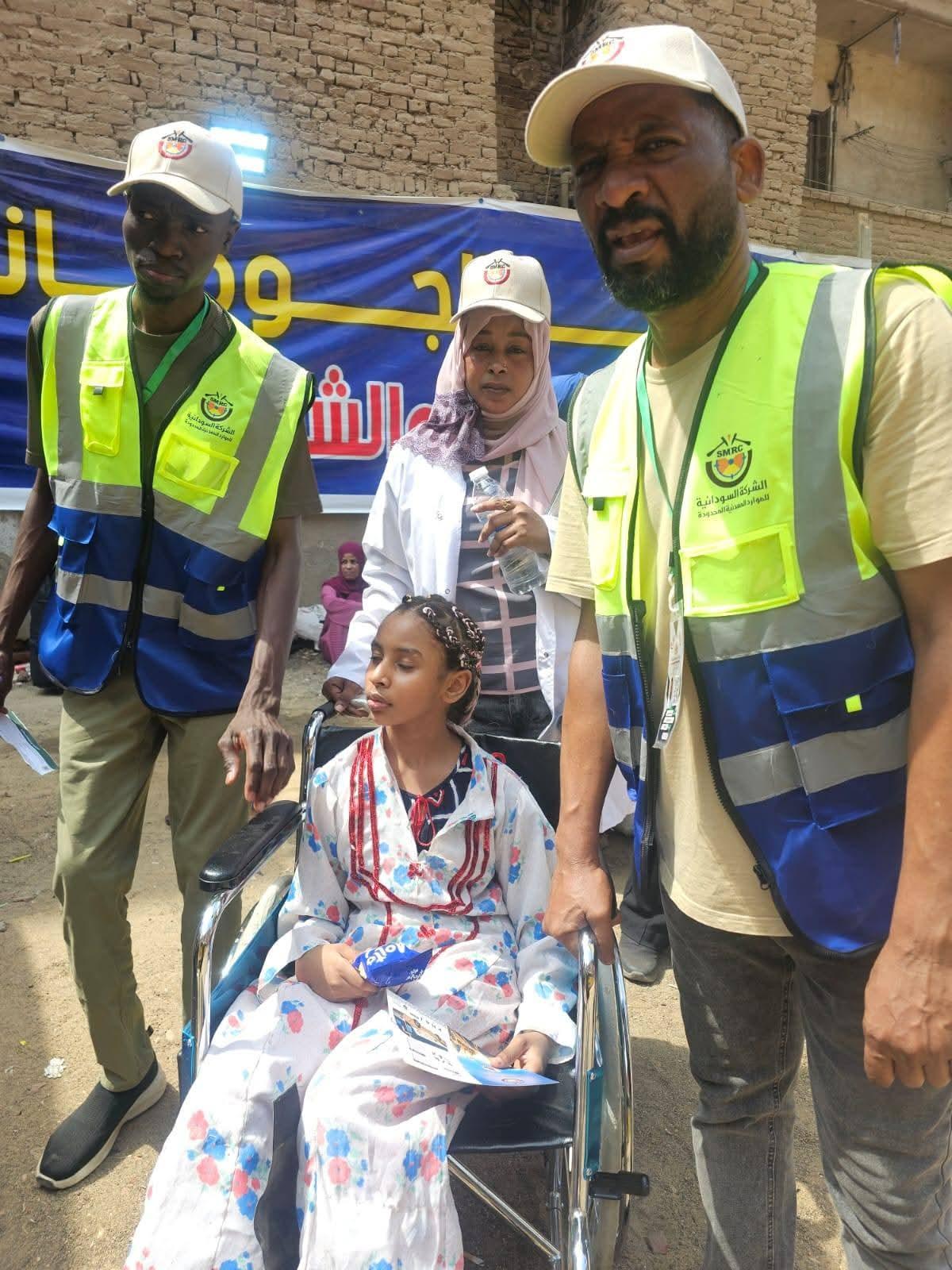 الطفلة ريماس تعود إلى السودان بعد رحلة علاج وفقدان والدتها..
