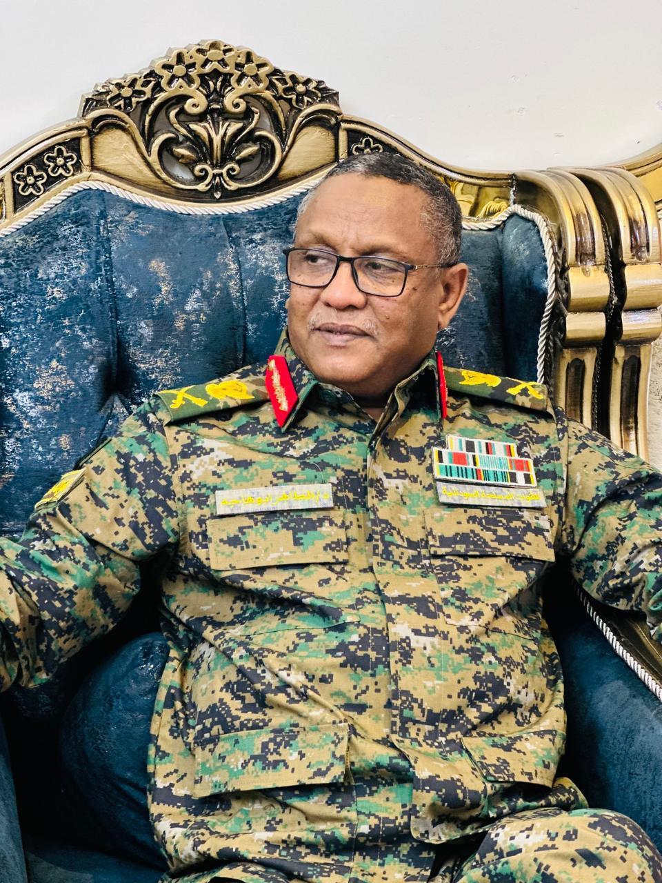 لم يكن البرهان محاصرا  اللواء ركن دالطاهر ابوهاجة