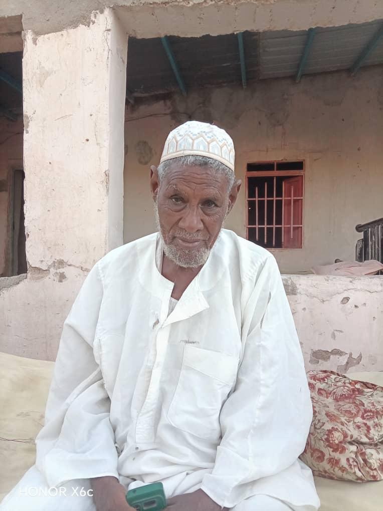 الرشيد محمد الحسن الرجل  الثمانيني الذي قطع 80كيلومترا ليشارك نازحي الفاشر معاناتهم ويقف معهم