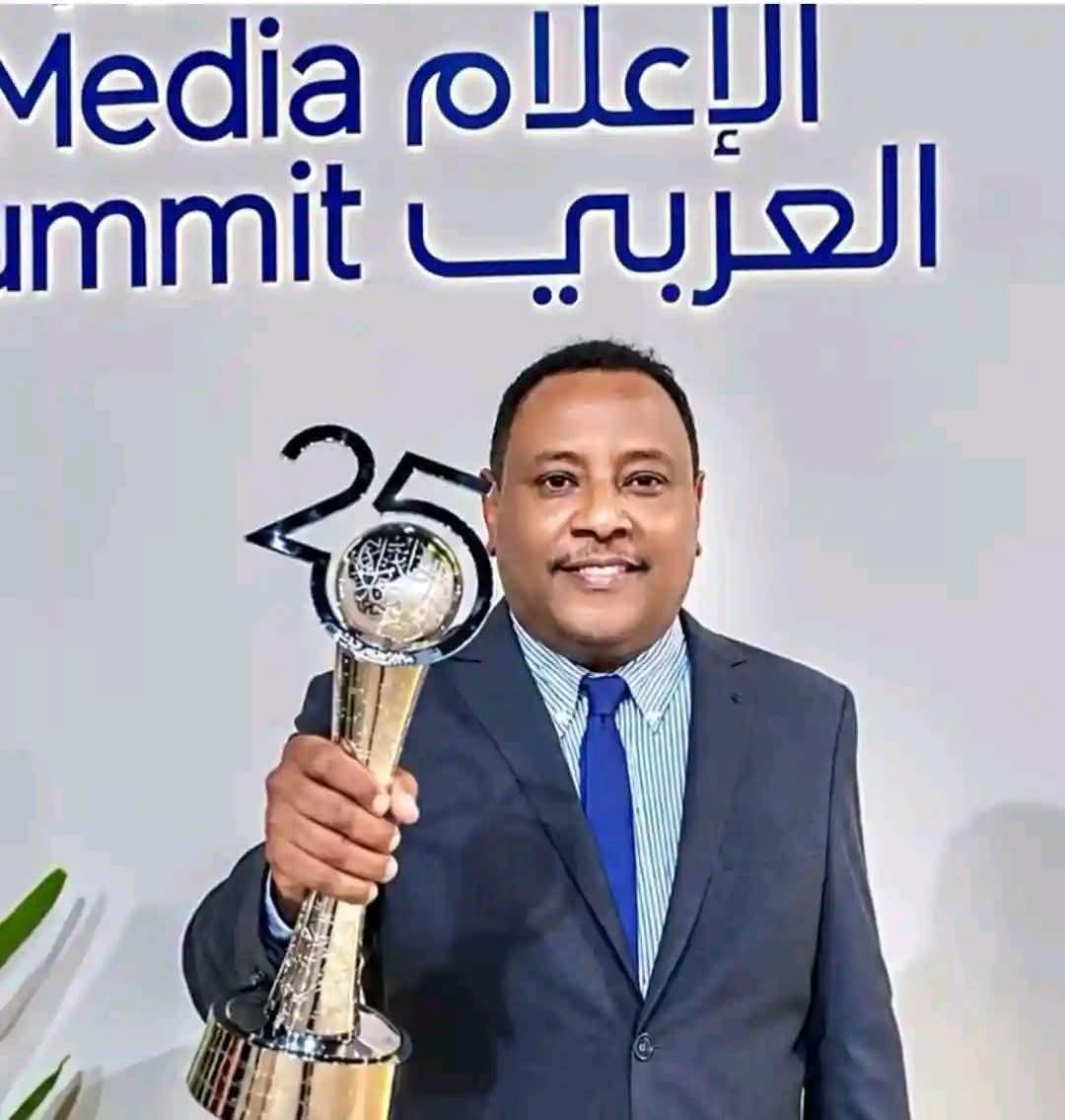 فوز الإعلامي السوداني  ومقدم البرامج الطيب عبدالماجد بجائزة الإعلام العربي لأفضل برنامج اقتصادي في الإعلام المرئي العربي