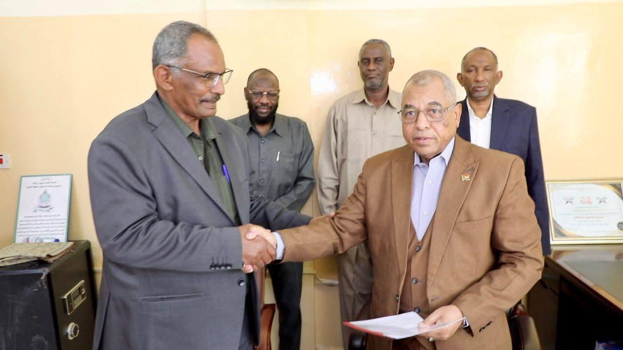 ديوان الزكاة ولجنة الأمل الطوعية يُدشنان مشروع "العودة إلى الديار" لترحيل 10 آلاف سوداني من مصر مجانًا