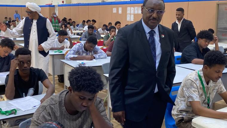 طالبا وطالبة يجلسون لامتحانات الشهادة السودانية في الإمارات
