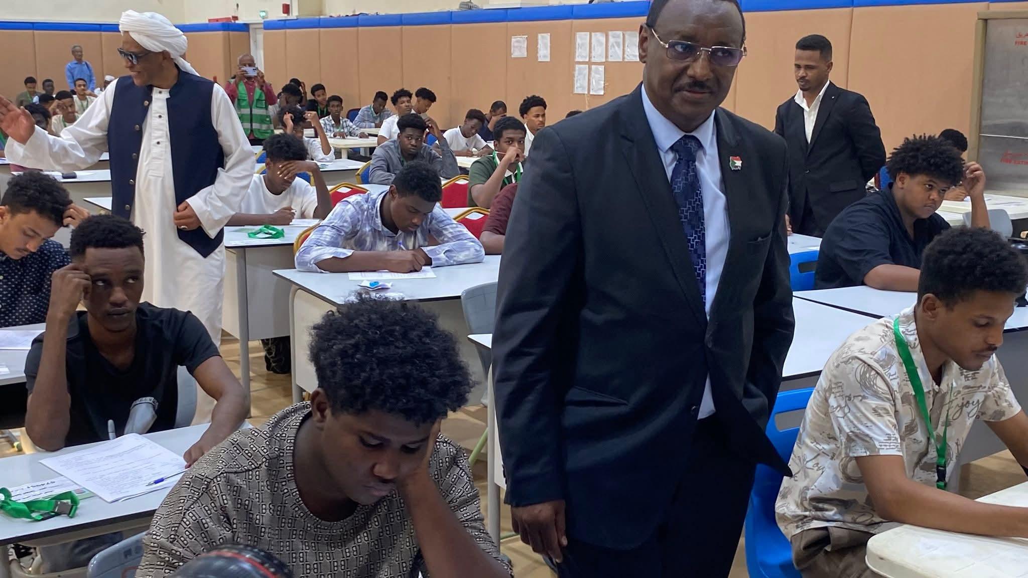 طالبا وطالبة يجلسون لامتحانات الشهادة السودانية في الإمارات