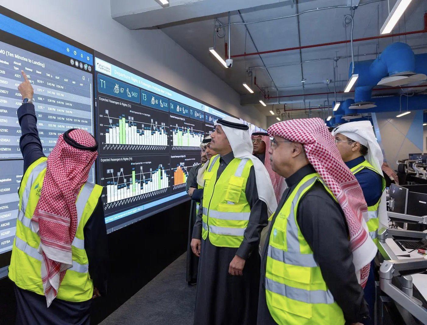 معالي وزير النقل يقف على سير العمليات التشغيلية في مطار الملك خالد الدولي بالرياض