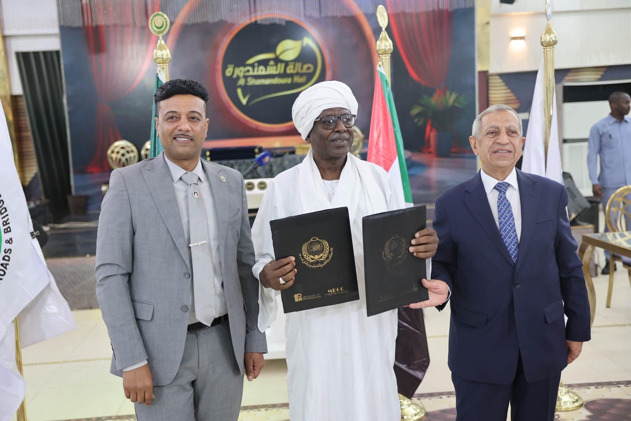الوزير سيف النصر التجاني  و والي البحر الاحمر  يشهدان  توقيع مذكرة تفاهم بين الأكاديمية العربية وسودانير