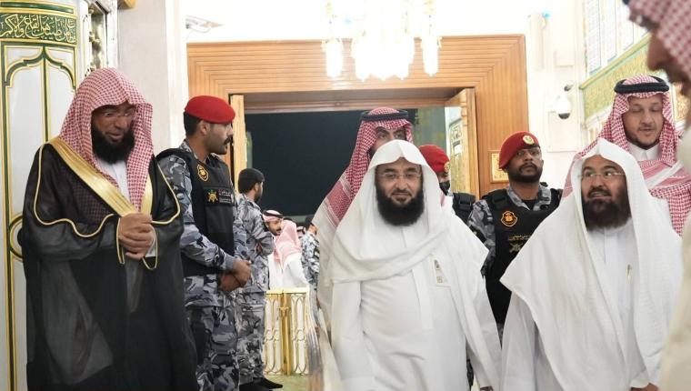 رئيس الشؤون الدينية يزور الروضة الشريفة ويؤكد أهمية الالتزام بآداب الزيارة