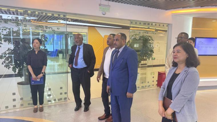 سفير السودان ببكين يبحث مع شركة JA الصينية آفاق التعاون في مجال الطاقة الشمسية وإعادة الإعمار