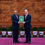 السفير عمر عيسى أحمد يقدّم نسخة من أوراق اعتماده إلى وزارة الخارجية الصينية