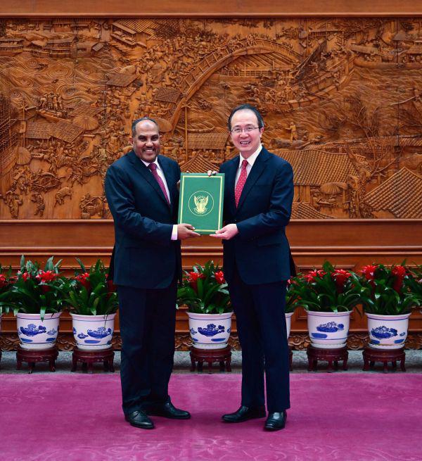 السفير عمر عيسى أحمد يقدّم نسخة من أوراق اعتماده إلى وزارة الخارجية الصينية