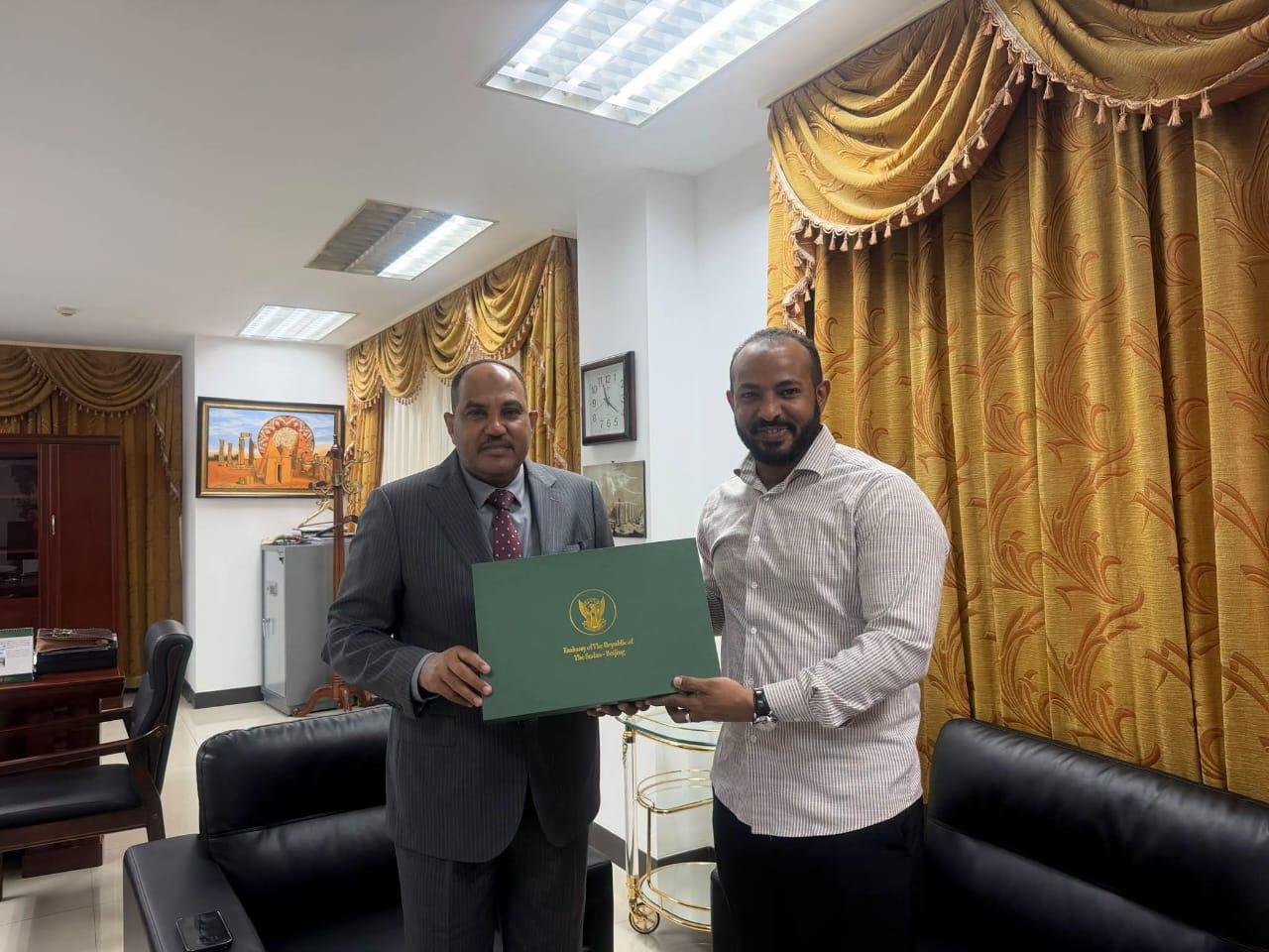 المهندس وائل تركاوي ن يشكر السفير عمر  غيسى على الحفاوة وحن الاستقبال في سفارتنا في بكين