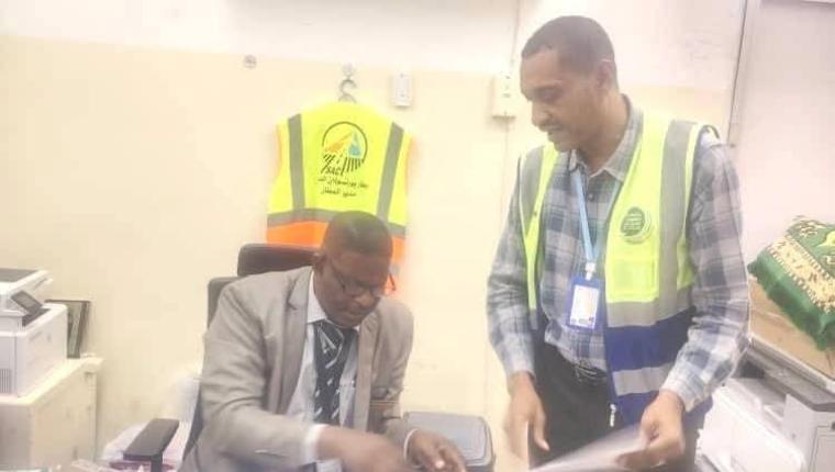 ضابط أمن طيران بمطار بورتسودان يعثر على حقيبة تحوي ذهباً وأموالاً