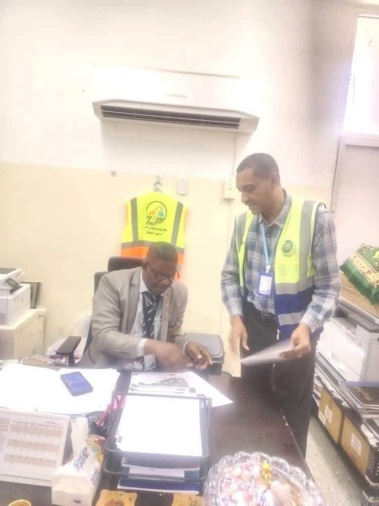 ضابط أمن طيران بمطار بورتسودان يعثر على حقيبة تحوي ذهباً وأموالاً