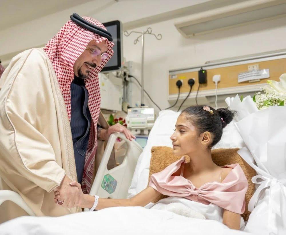 أمير القصيم يزور الطفلة السودانية العنود الطريفي ويطمئن على حالتها الصحية