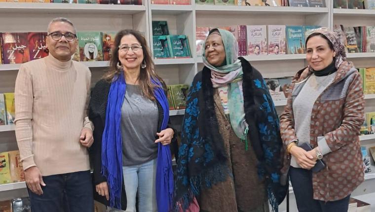 لأدبية والروائية السودنية  بثينة خضر مكي تتجول في معرض القاهرة الدولي للكتاب