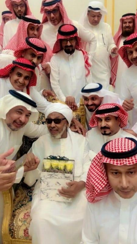 صورة تحتوي على الوجه الإنساني, تلبيس, شخص, رجل  قد يكون المحتوى الذي تم إنشاؤه بواسطة الذكاء الاصطناعي غير صحيح.