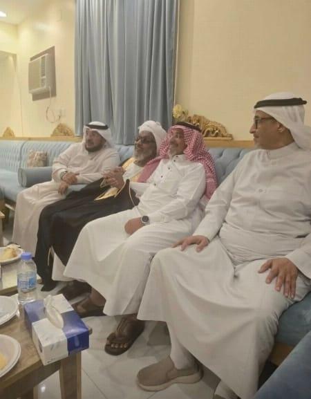 صورة تحتوي على داخلي, شخص, تلبيس, حائط  قد يكون المحتوى الذي تم إنشاؤه بواسطة الذكاء الاصطناعي غير صحيح.