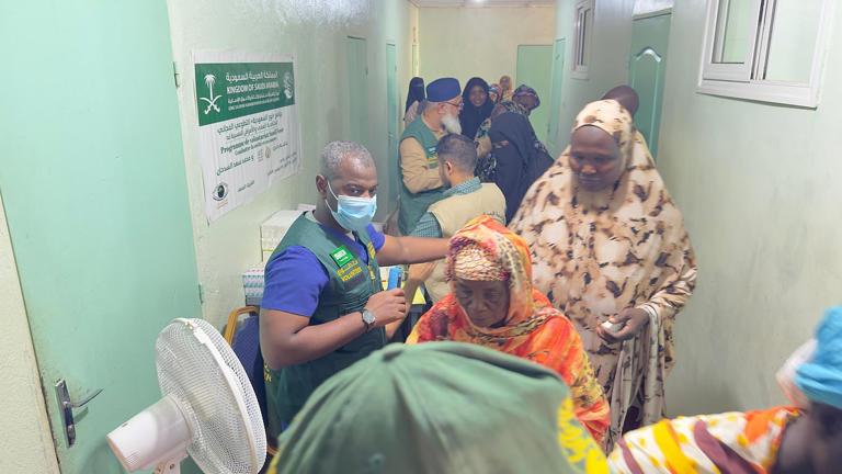 بالصور.. مركز الملك سلمان للإغاثة ينفذ مبادرة "نور السعودية" في باماكو عاصمة مالي