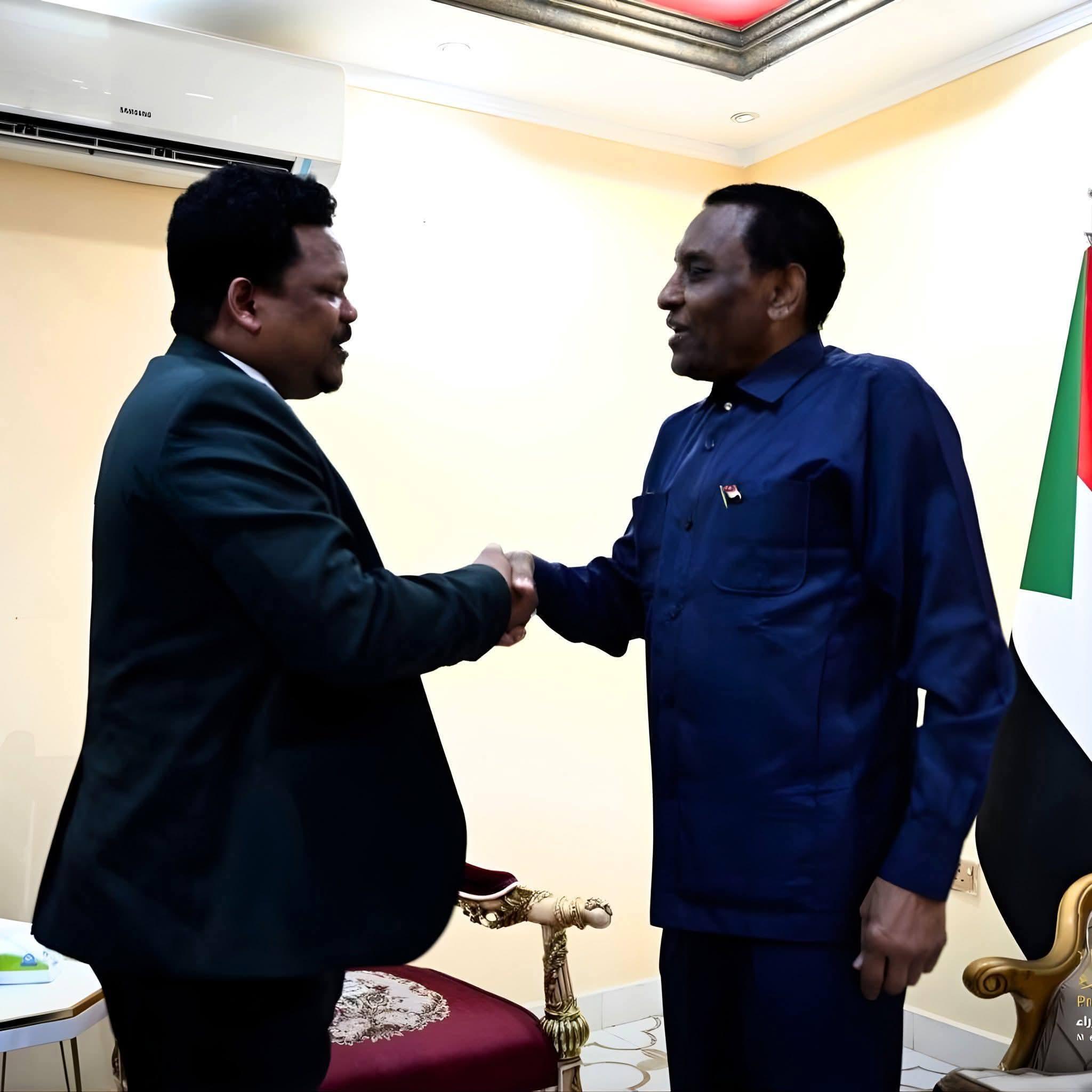 رئيس الوزراء كامل ادريس يستقبل مديرعام شركة زادنا طه حسين