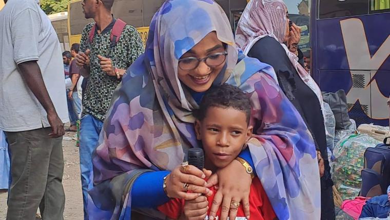 كلية النهضة تودع أساتذة وطلابًا سودانيين ضمن أفواج العودة إلى السودان