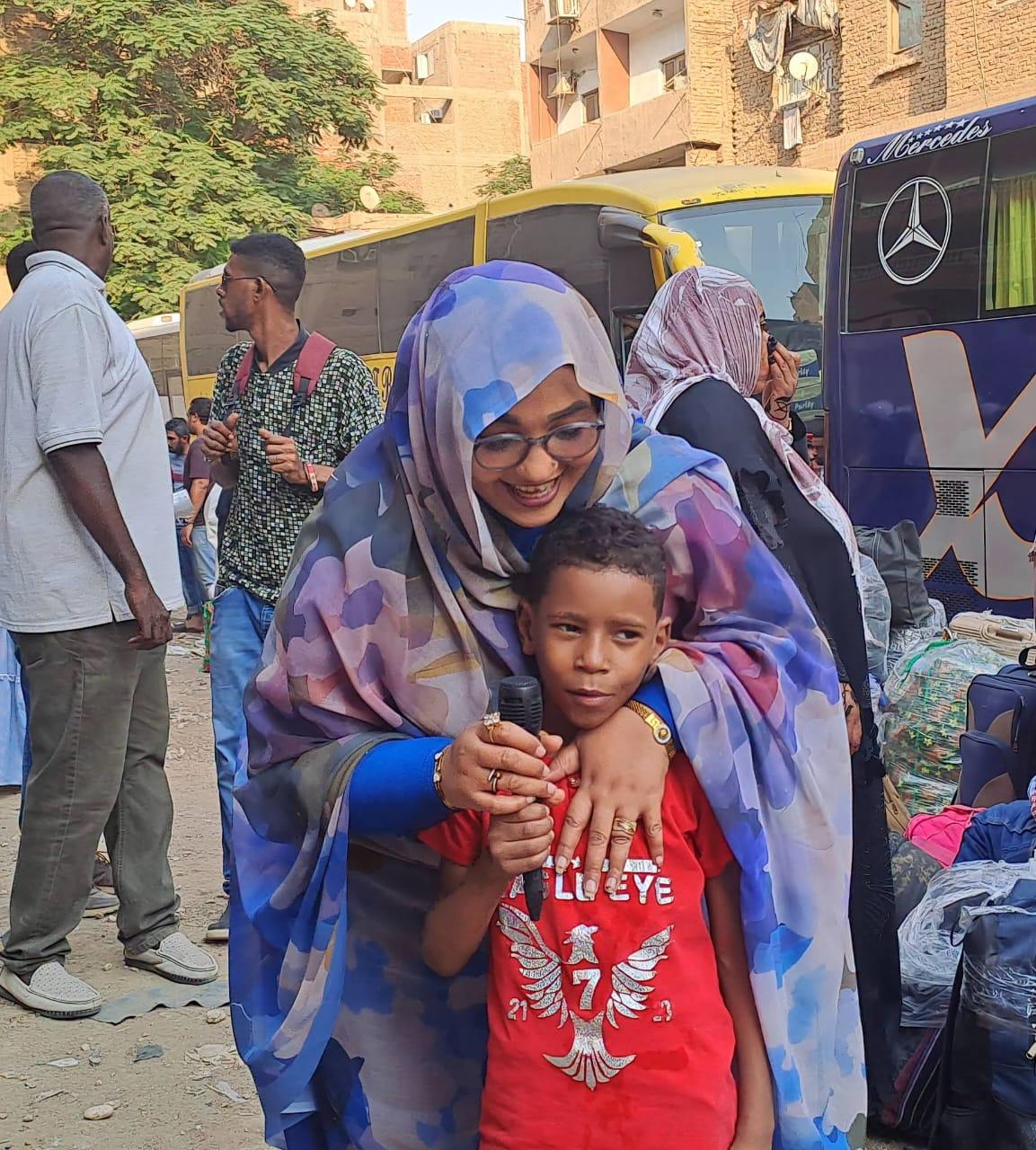 كلية النهضة تودع أساتذة وطلابًا سودانيين ضمن أفواج العودة إلى السودان