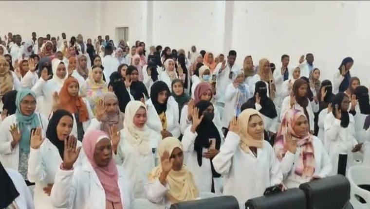 3,852 ممارساً وممارسة للمهن الطبية والصحية يؤدون قسم مزاولة المهنة داخل وخارج السودان