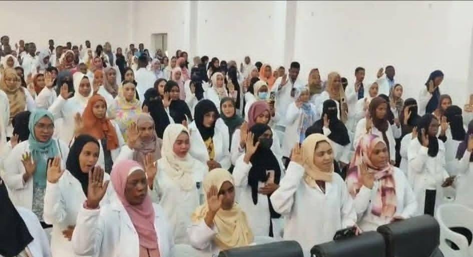 3,852 ممارساً وممارسة للمهن الطبية والصحية يؤدون قسم مزاولة المهنة داخل وخارج السودان