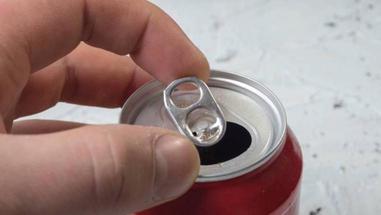 ما السر الخفي في الفتحة الصغيرة بعلبة المشروبات الغازية؟