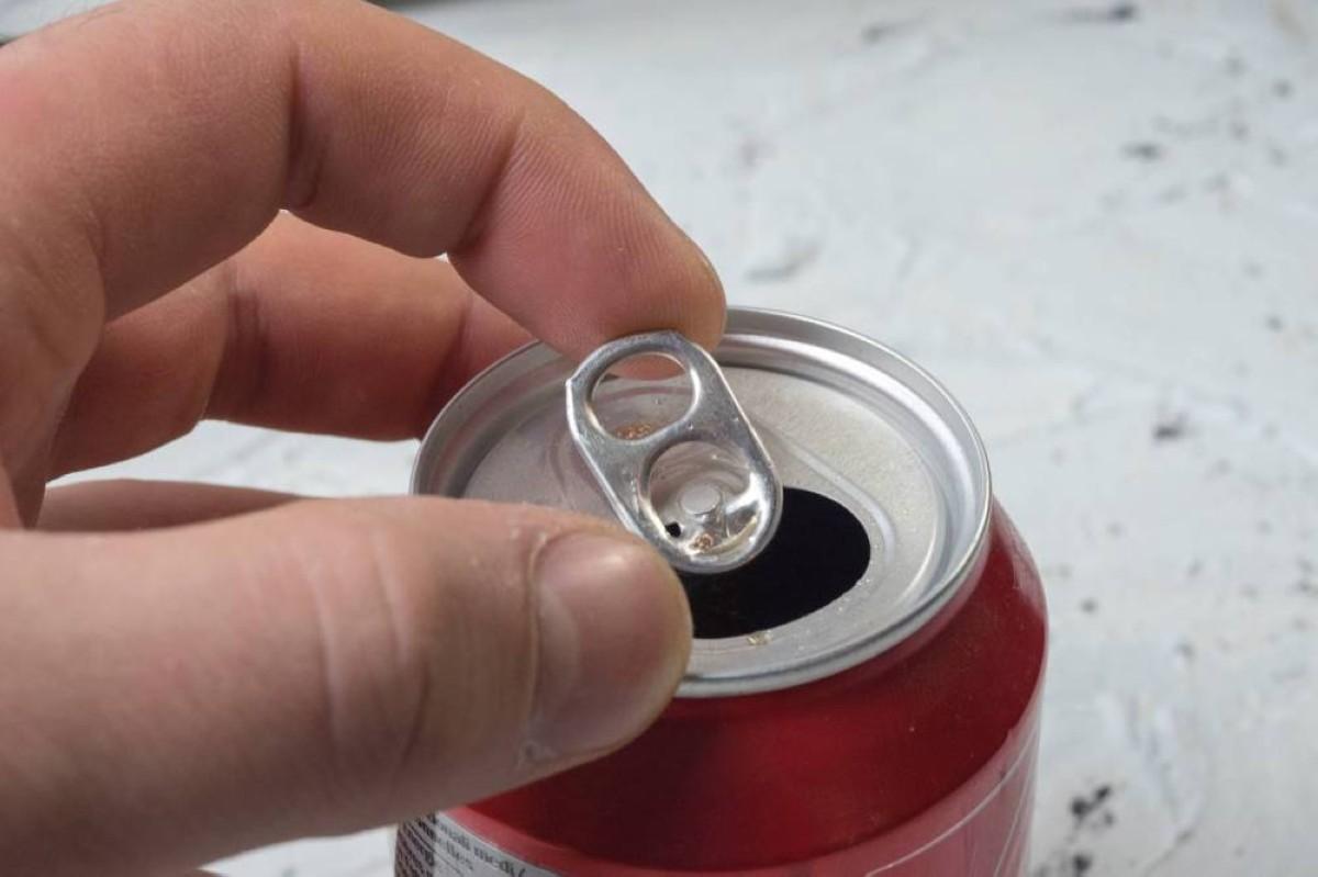 ما السر الخفي في الفتحة الصغيرة بعلبة المشروبات الغازية؟