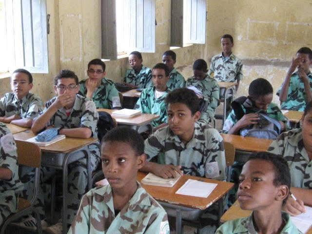 مدرسة الخرطوم الثانوية القديمة.. بين جسرين قديمين