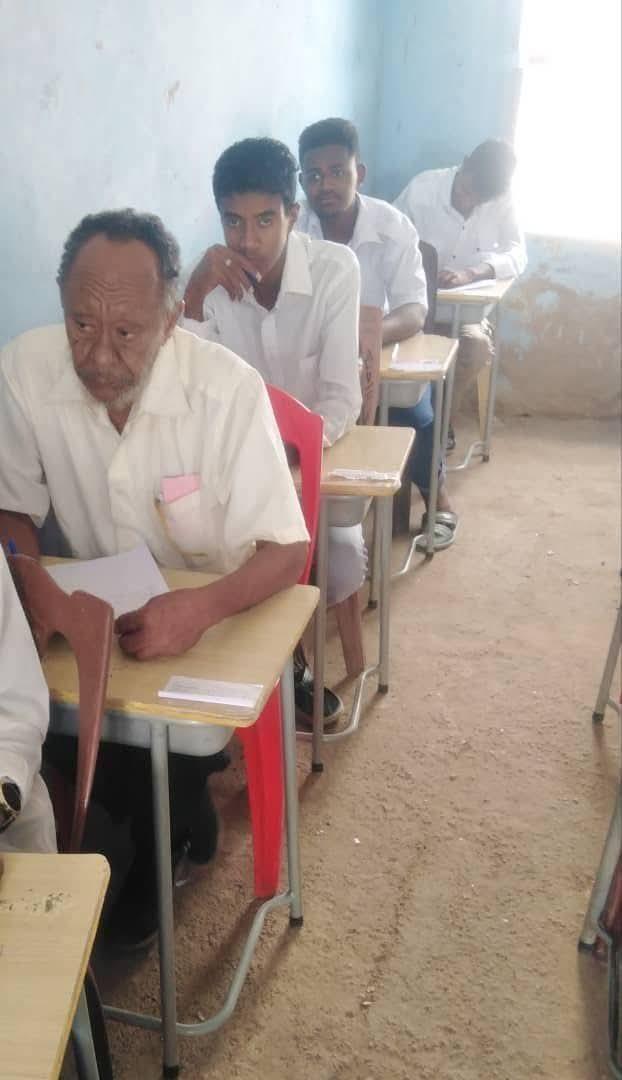 الطيب أحمد دافيس  مازال يمتحن للشهادة السودانية منذ عام1980