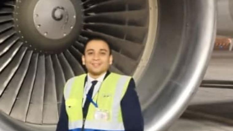 ضابط حركة مصري بسودانير يحصد إشادات واسعة من المسافرين