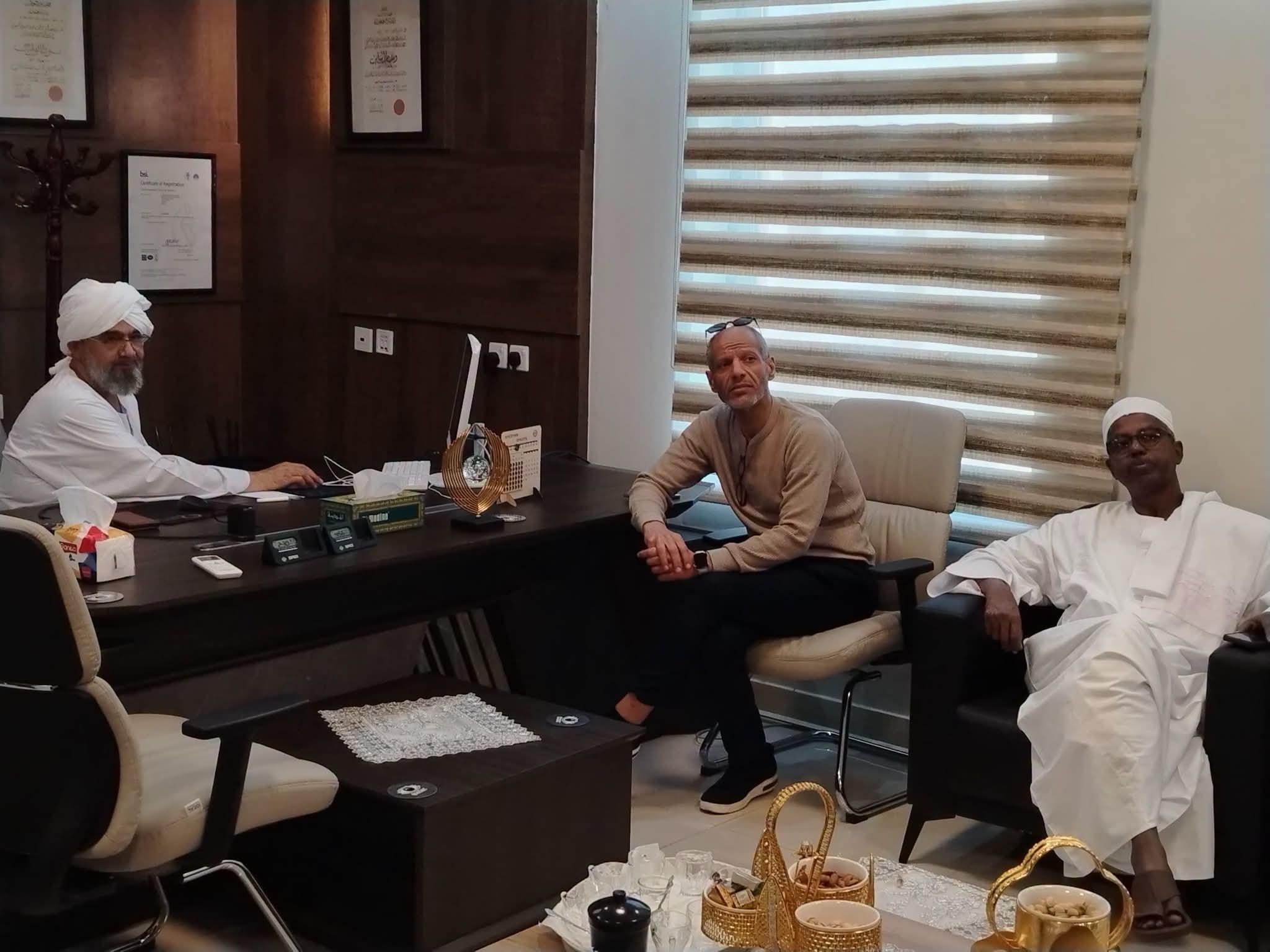 المدير الإقليمي لمؤسسة البصر العالمية بالسودان يستقبل وفدًا  طبيًا من دولة قطر