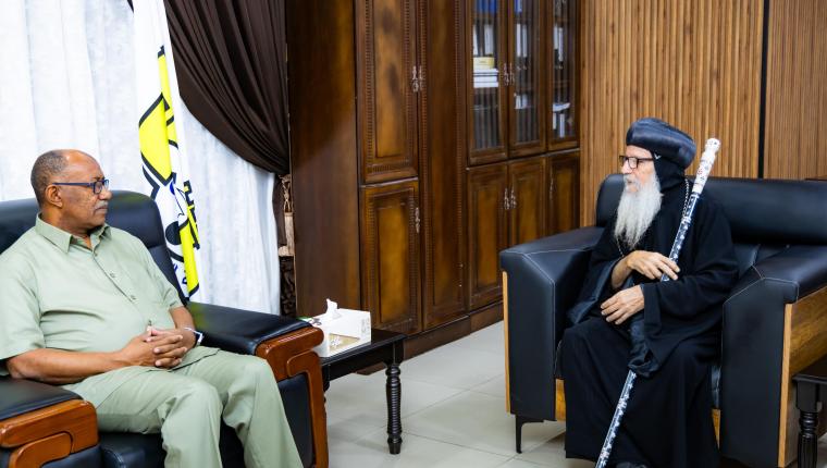 مطران عطبرة وأم درمان وبورتسودان يشيد بجهود والي البحر الأحمر في دعم النازحين وتعزيز التعايش