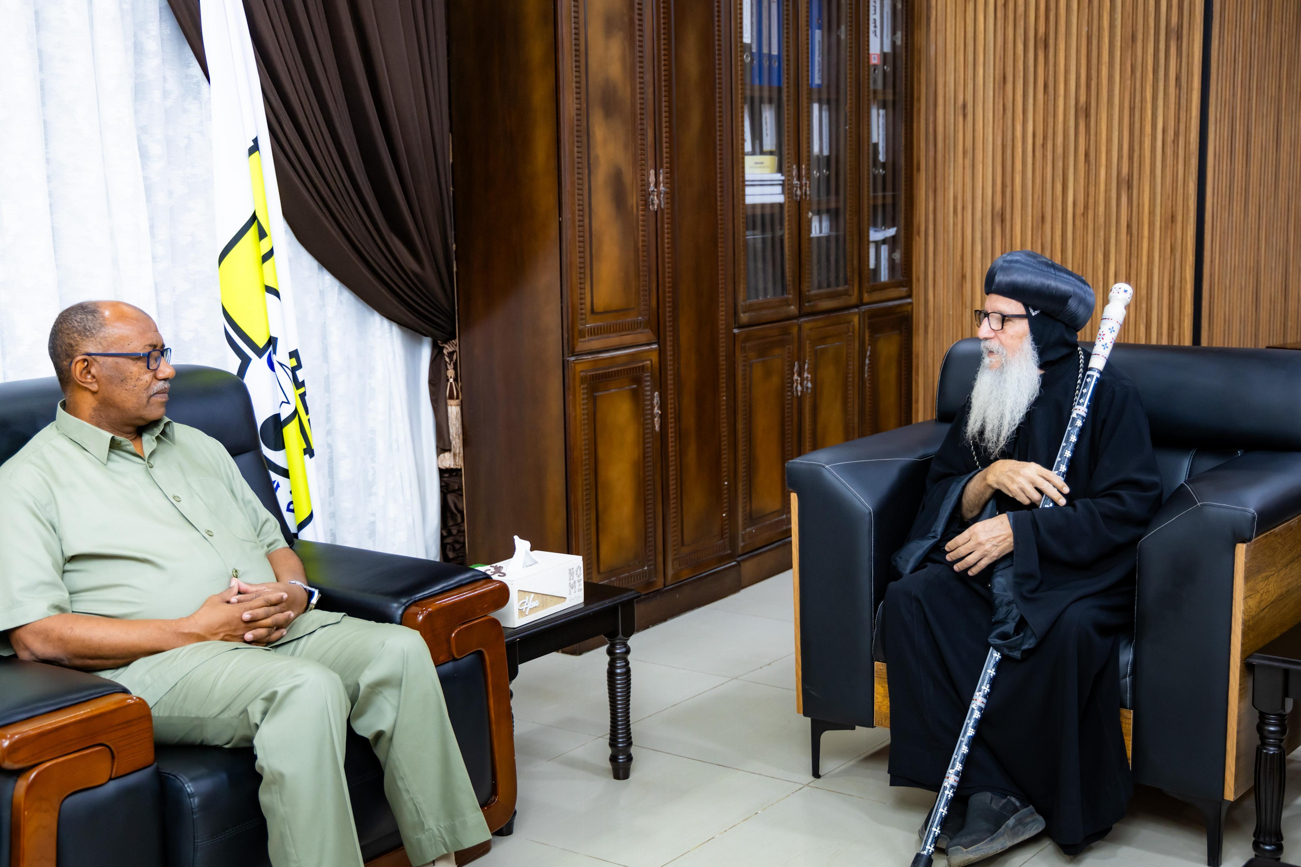 مطران عطبرة وأم درمان وبورتسودان يشيد بجهود والي البحر الأحمر في دعم النازحين وتعزيز التعايش