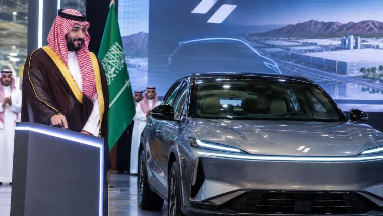 ولي العهد السعودي محمد بن سلمان يدشن أول سيارة كهربائية  مصنعة في  السعودية