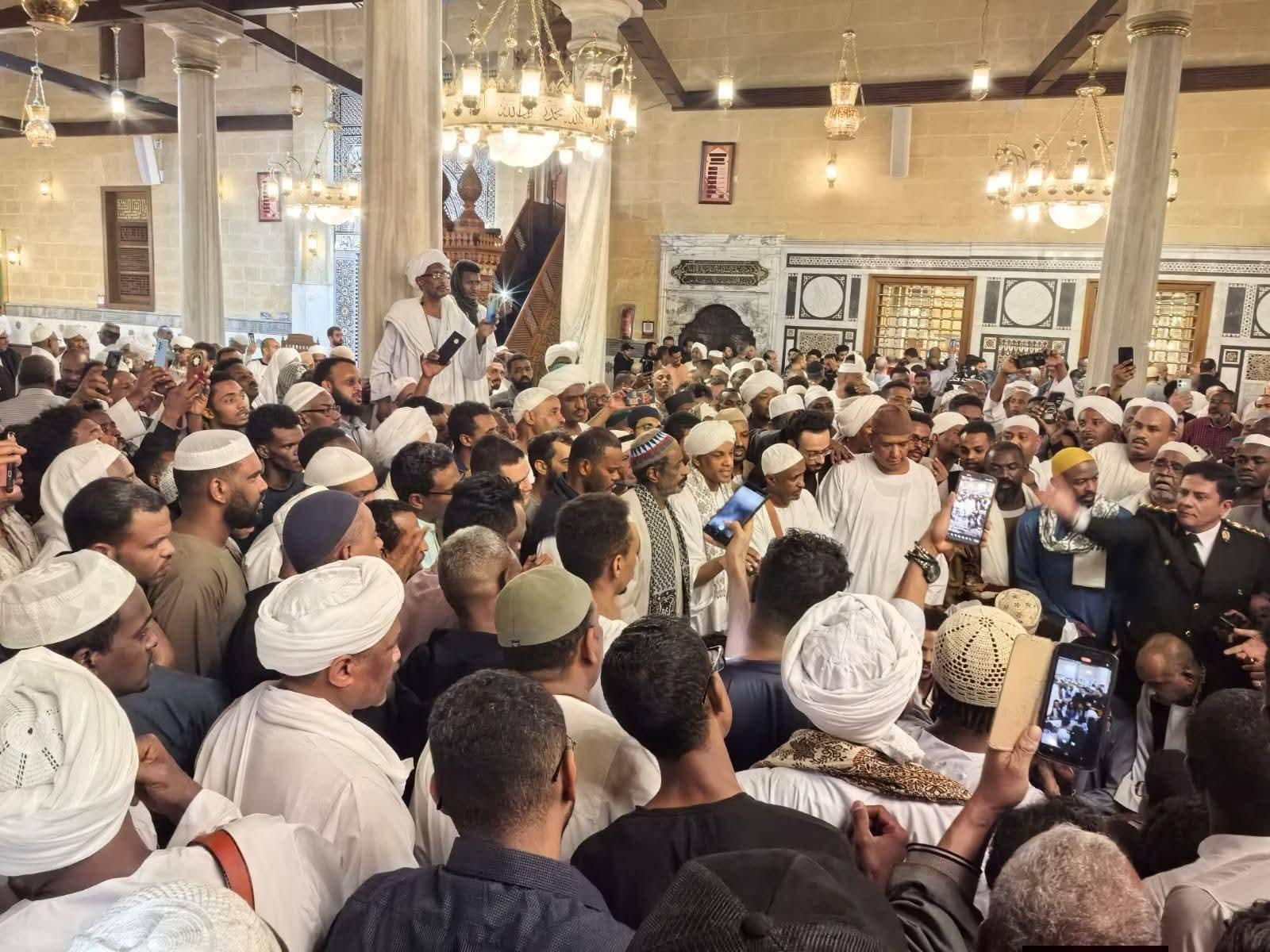 رابطة الطريقة السمانية يشاركون في حضور صلاة الجنازة وتشييع فقيد التصوف والأمة السودانية الشيخ الخليفة الطيب الجد