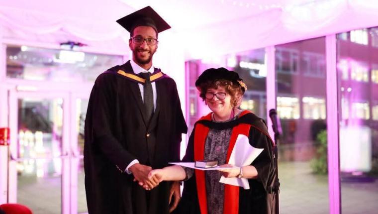 صيدلي سوداني  ينال الماجستير ويتصدر دفعته بجامعة مانشستر