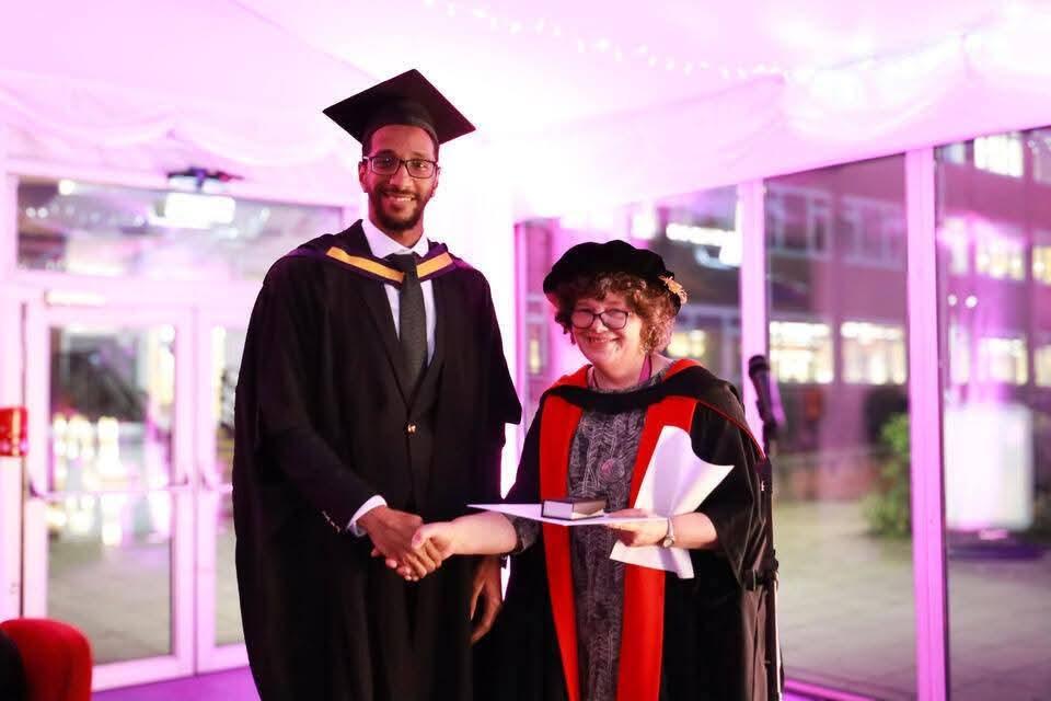 صيدلي سوداني  ينال الماجستير ويتصدر دفعته بجامعة مانشستر