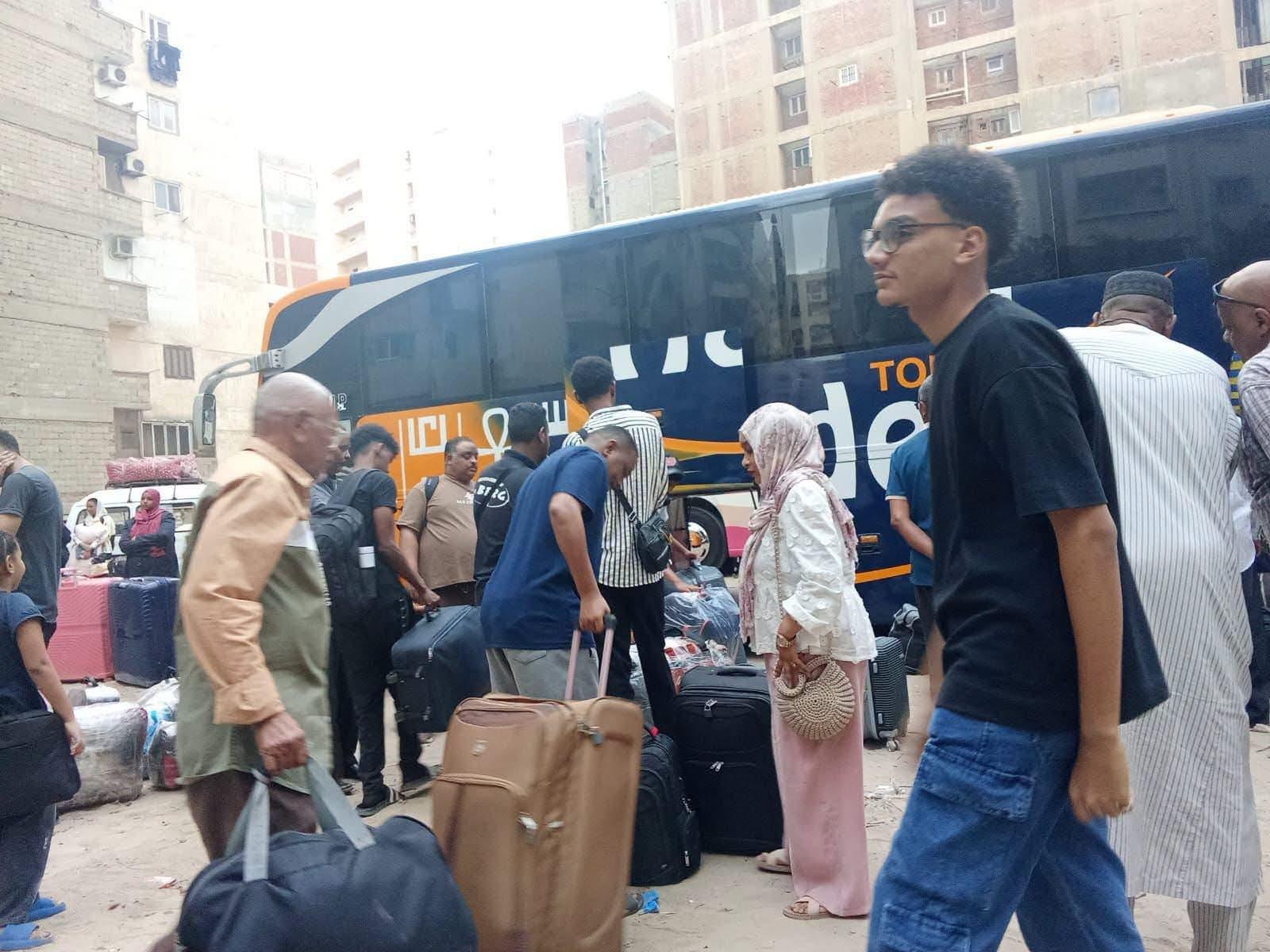 استمرار تفويج السودانيين من مصر للعودة إلى البلاد بتمويل من "حكومة الأمل"