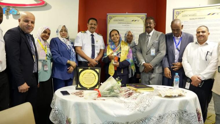 سودانير تكرم أم سلمة المهدي مدير محطة القاهره تقديراً وامتناناً لتعاملها  الراقي في تعزيز قيم الخدمة والاحترافية