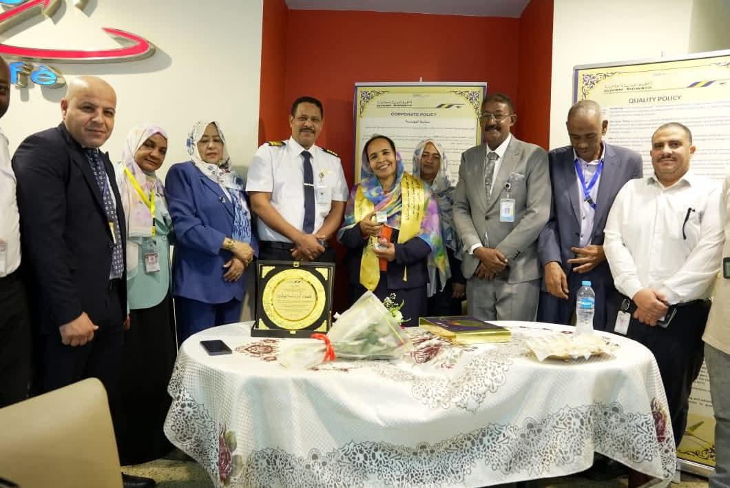 سودانير تكرم أم سلمة المهدي مدير محطة القاهره تقديراً وامتناناً لتعاملها  الراقي في تعزيز قيم الخدمة والاحترافية